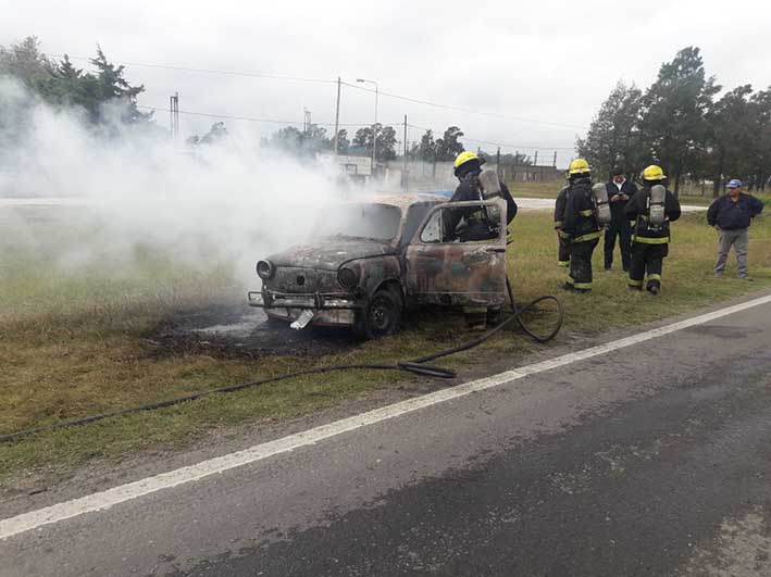 Incendio total de un auto en la ruta 9