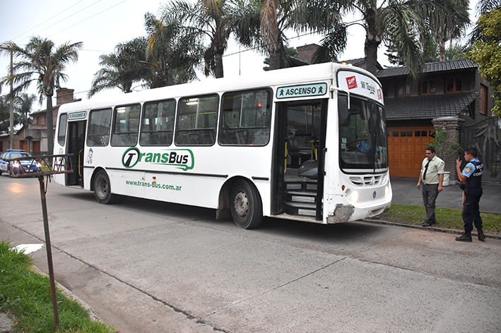 Apedrearon y balearon un colectivo