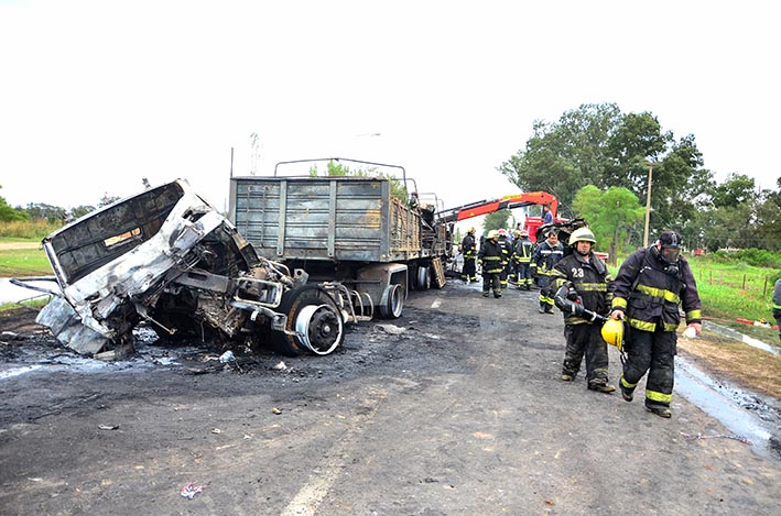 Camionero muerto en un triple choque y posterior incendio