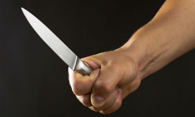 Detuvieron a un sujeto que amenazó a su expareja con dos cuchillos