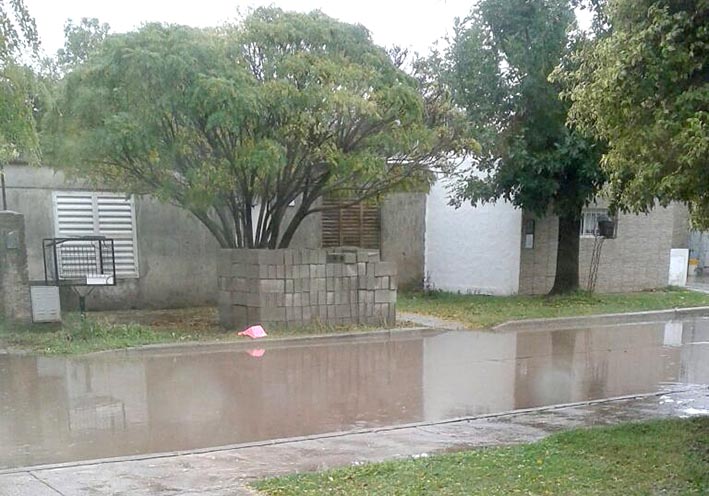 Reclaman por una calle olvidada e inundada de barrio San Antonio