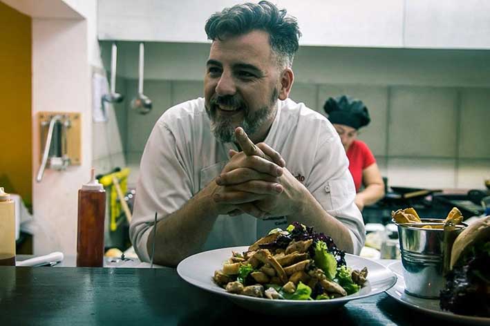 Una cocina de puertas abiertas