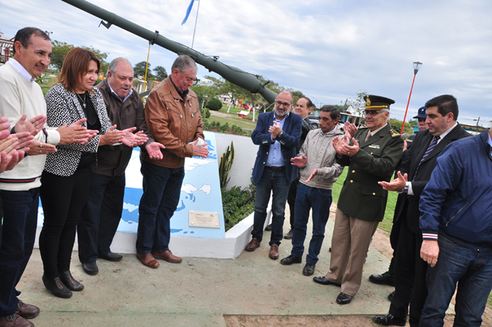 Nuevo monumento con cañón utilizado en las Islas Malvinas