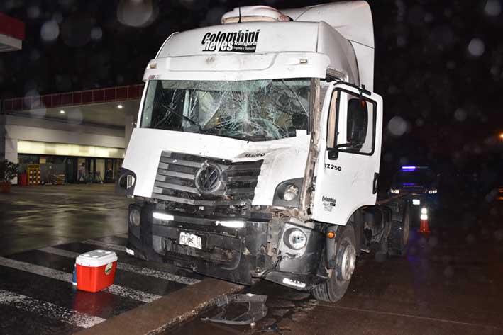 Choque en cadena entre dos camiones y un colectivo dejó a un conductor herido