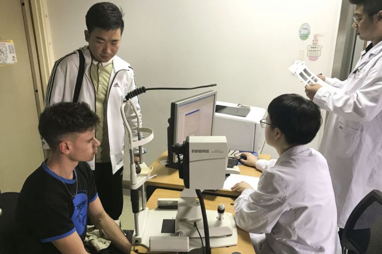 En China, devolverán la salud visual a siete jóvenes de nuestro país