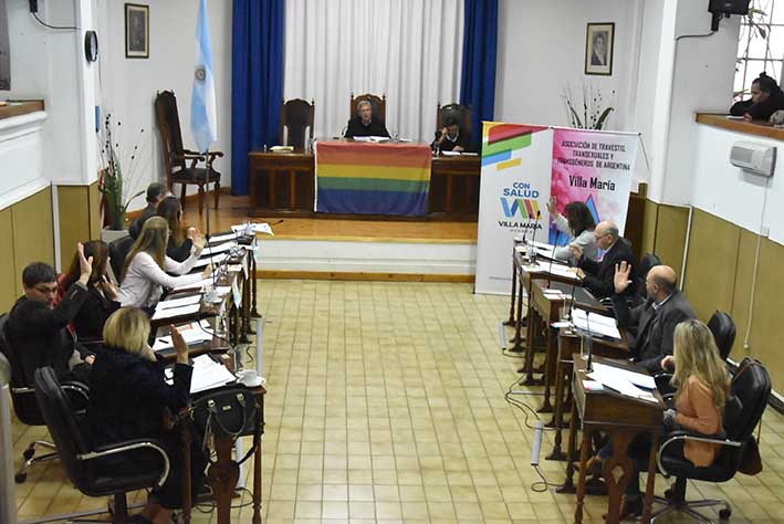 El Concejo sesionó con la bandera de la diversidad en el atril y avaló tres proyectos