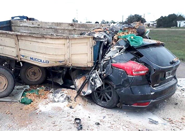 Dos muertos al incrustarse un auto bajo un acoplado que se desprendió