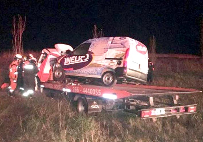 Dos víctimas fatales en la autopista al chocar un auxilio contra un acoplado