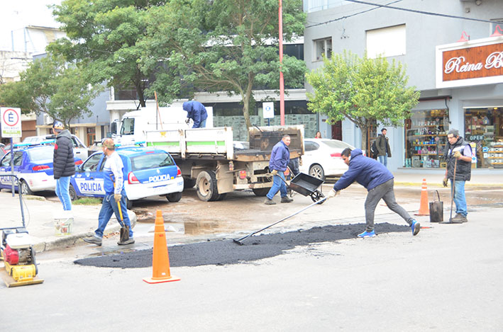 Reparan baches en la calle General Paz