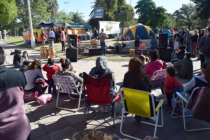 Hubo peña y locro popular en el acampe por viviendas frente a la Municipalidad