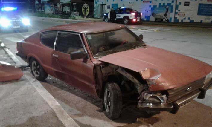 Un auto con diez personas chocó un poste y el conductor estaba borracho