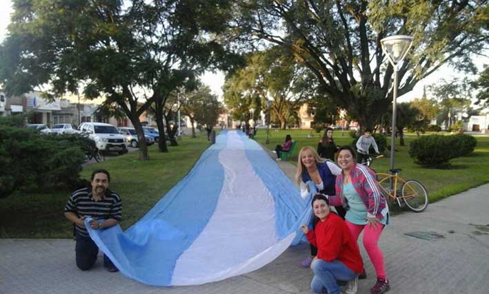 Comenzaron a coser la bandera