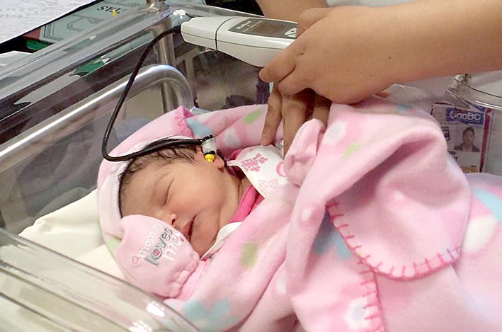 En el Hospital Municipal les realizan controles auditivos a recién nacidos