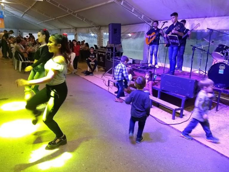 Una multitud a la mesa y el baile