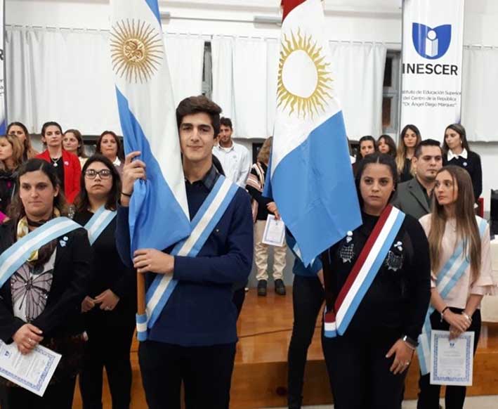 Nueva directora y abanderados en el Inescer