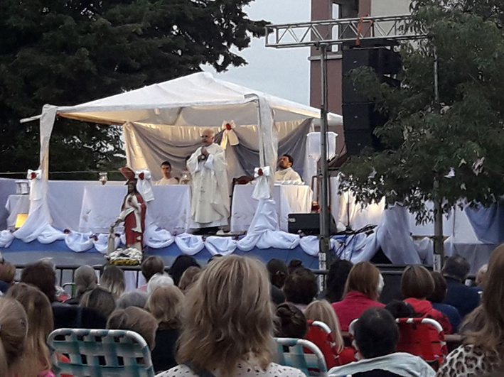 El sacerdote sanador Betancourt convocó a unas cinco mil personas