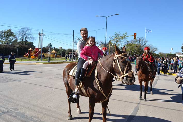 Buffarini abrió el desfile del 25 de Mayo