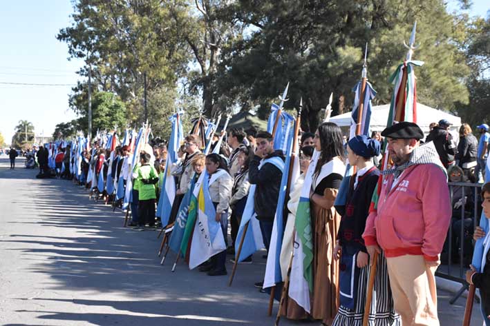 Emoción, asombro y orgullo en el clásico desfile cívico-militar