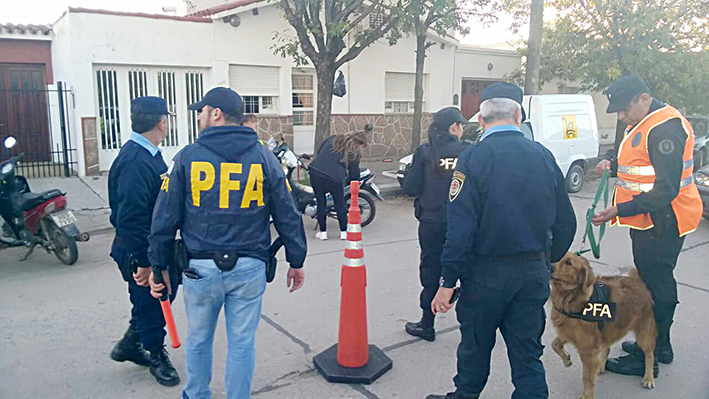 Quiso asaltar a un taxista con un  arma de juguete y cayó detenido