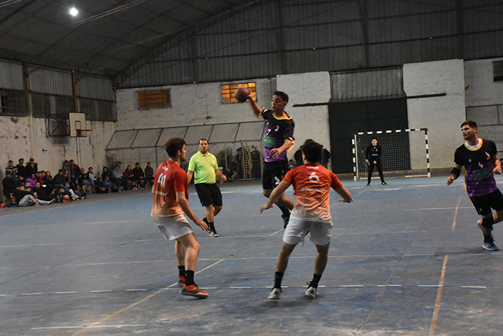 Handball: CIEF ganó y sigue en la punta