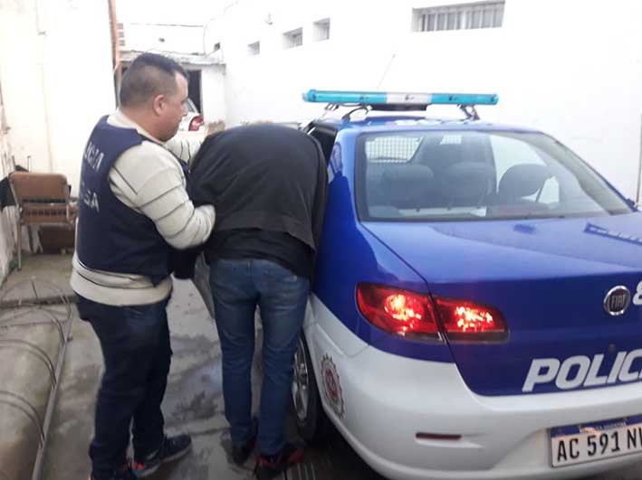 Amenazó con un arma al chofer de la línea 105