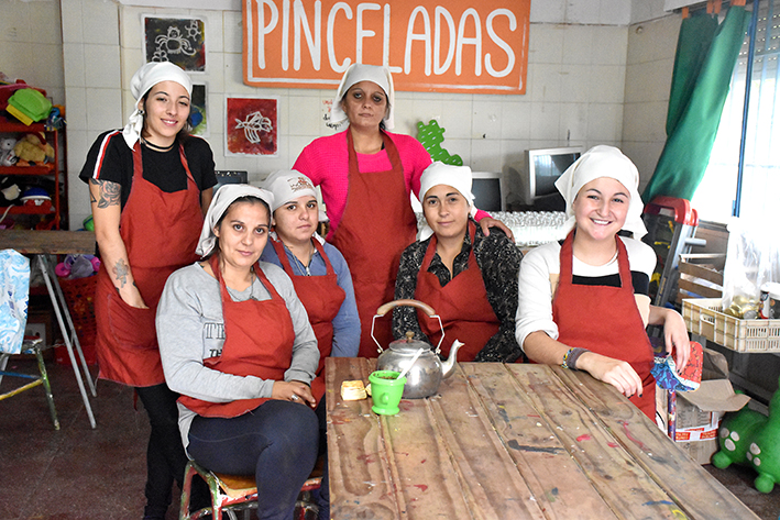 Siete mujeres venden mermeladas desde una cooperativa barrial