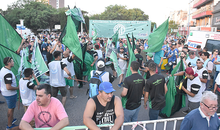 Invitan a manifestarse en las calles