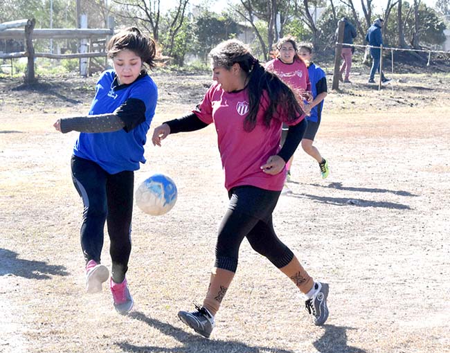 Fútbol femenino: escoltas acortaron distancias