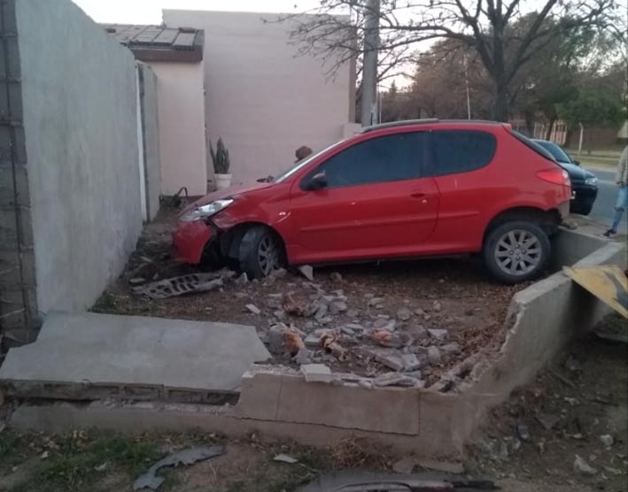 Despertó y tenía un auto en el jardín de su casa