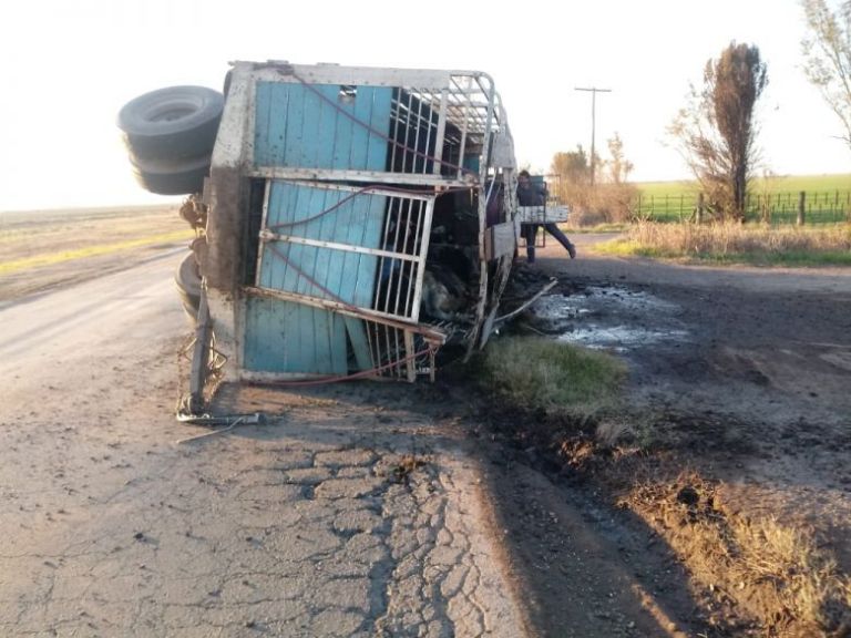 Murió una mujer al volcar el auto que manejaba