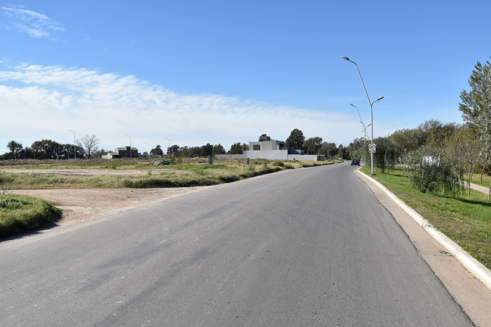 Hasta ahora, el puente en construcción encuentra un sector muy despoblado