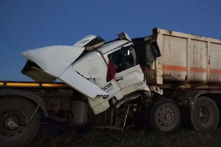 Un muerto al chocar dos camiones