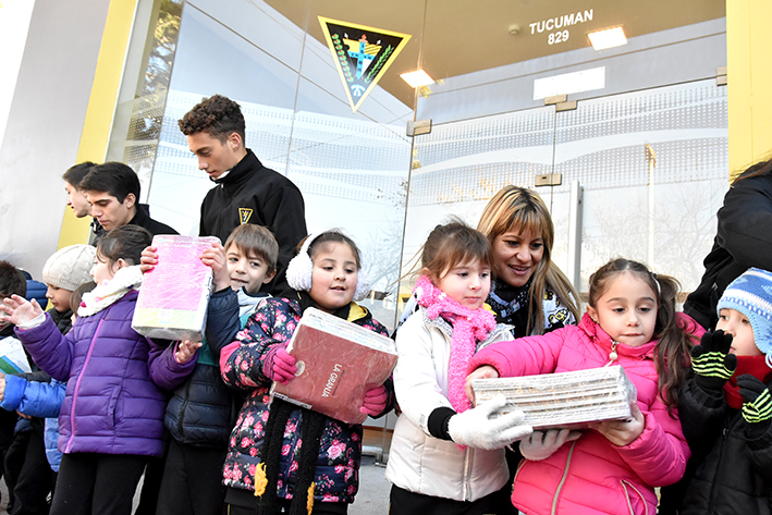 Todos juntos y a mano comenzaron  a mudar la biblioteca del Rivadavia