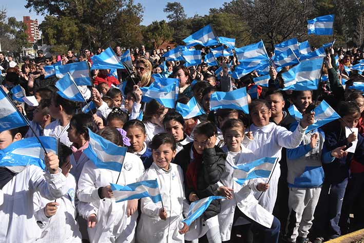 La niñez y excombatientes fueron los protagonistas en el tributo a la Bandera