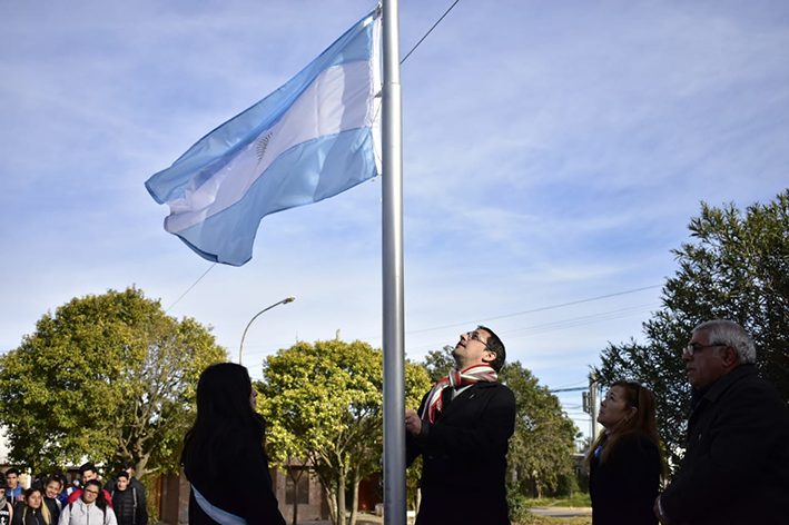 Emotivos actos en honor a la Bandera