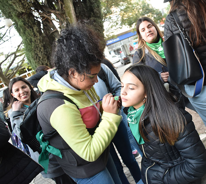 Con un “pañuelazo verde”, mujeres exigieron aborto legal en la vigilia de la votación
