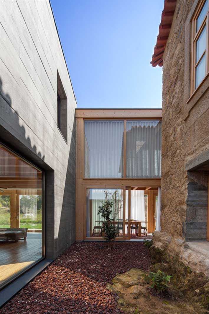 Una gran combinación, piedra, hormigón y madera