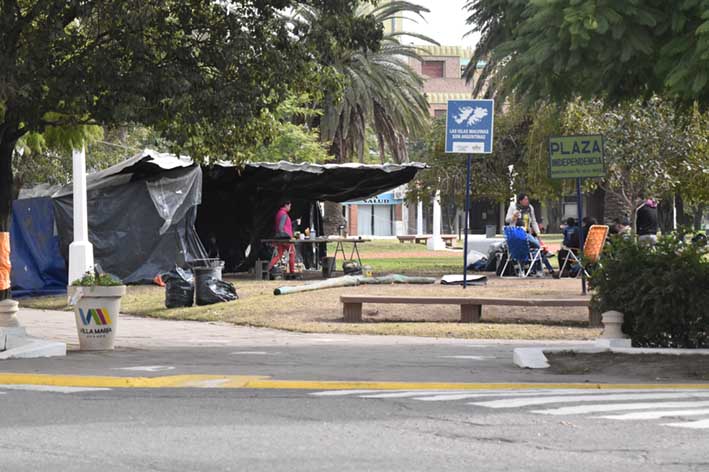 Luego de un mes hubo acuerdo y se decidió levantar el acampe