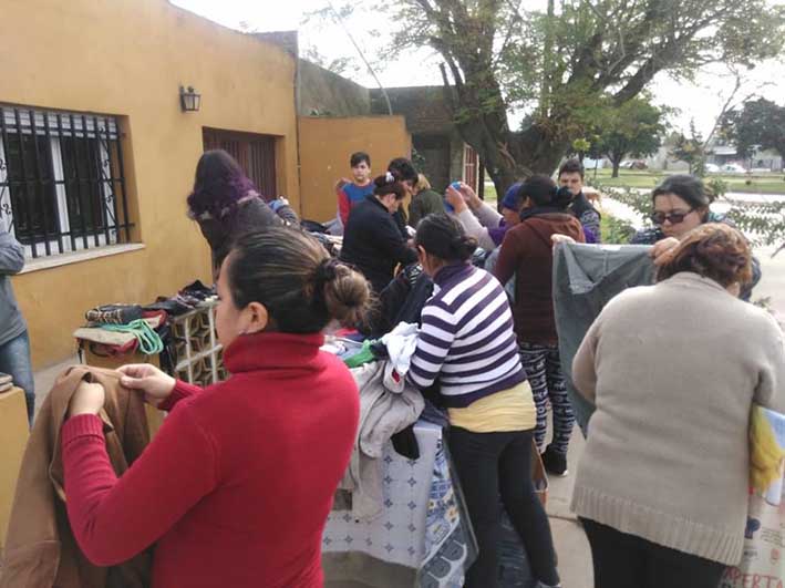 Con el frío, iniciaron las ferias solidarias