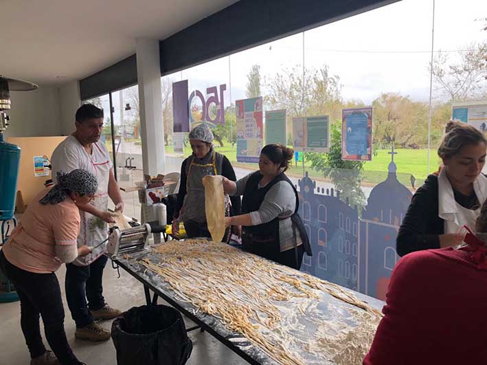 En el MuniCerca 5 enseñan a mujeres a procesar sus alimentos