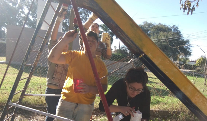 Jóvenes solidarios arreglaron y  pintaron juegos en patio escolar