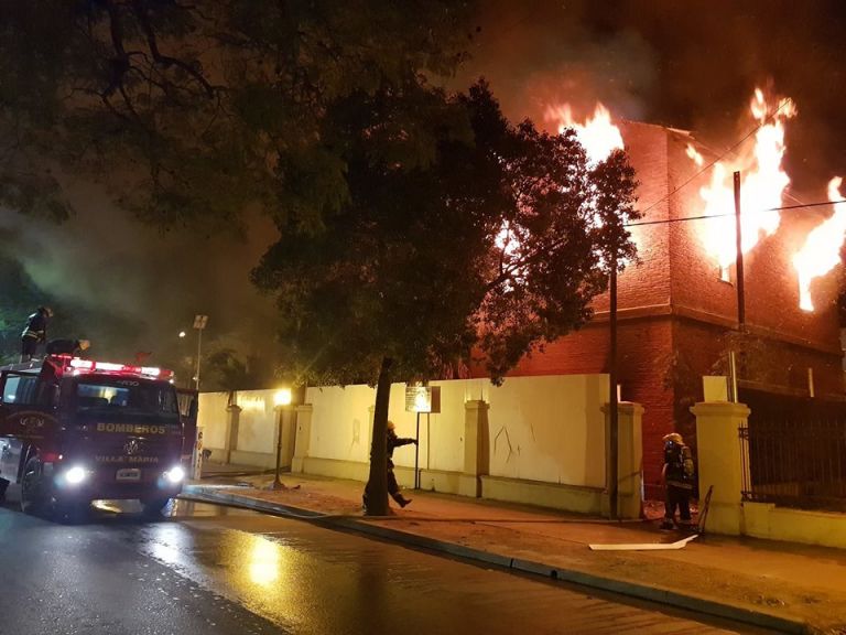 Cinco demorados por incendio en la madrugada