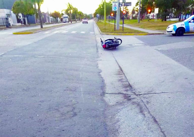 Falleció el joven que cayó ayer de su moto