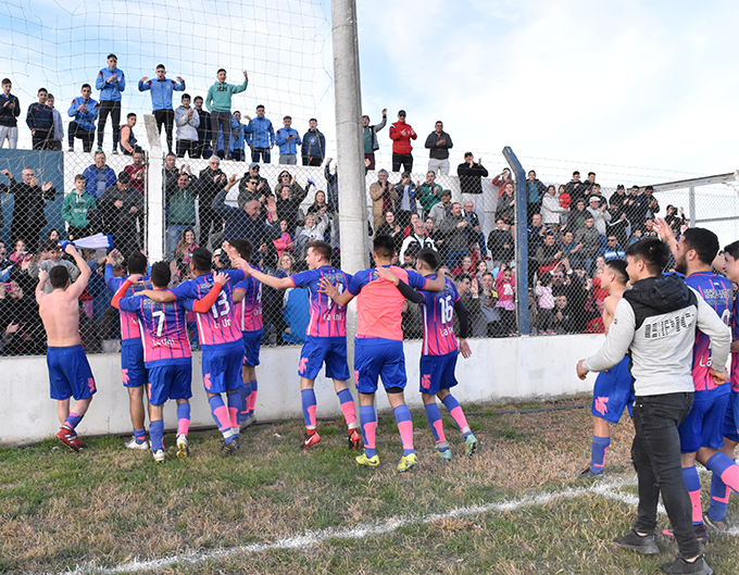 Universitario, campeón del fútbol local