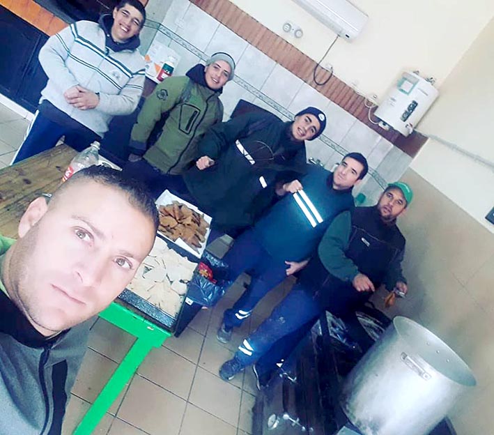 Contra el hambre: trabajadores de Surrbac con otra copa de leche