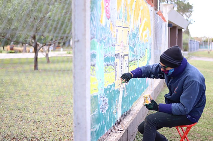 Artista local instala sus obras en distintos espacios de la ciudad