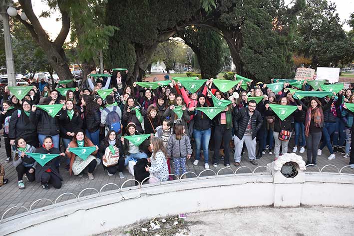 Realizan un nuevo “pañuelazo” y juntan firmas por el aborto legal