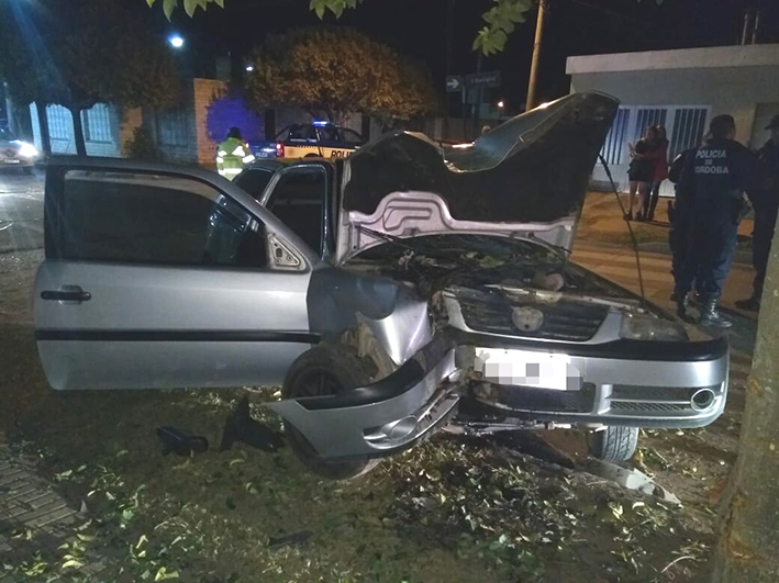 Grave accidente en barrio Santa Ana: un joven conductor se fracturó una pierna