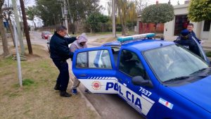 Con un arma blanca robó una billetera