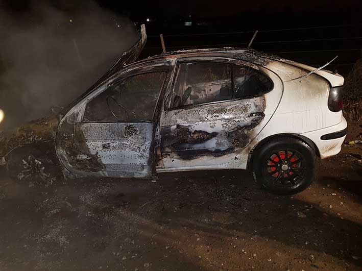 El fuego destruyó un coche en barrio Barrancas del Río